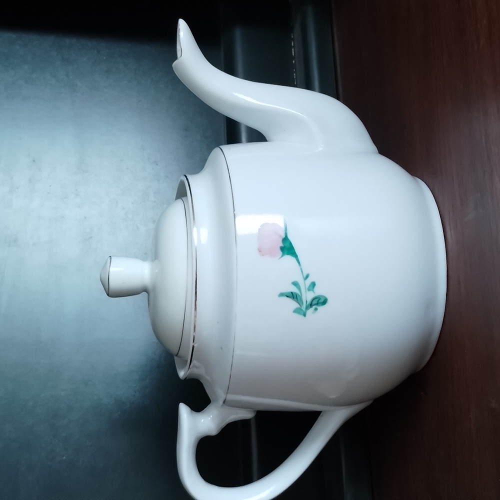 Porcelain Teapot - Picture 2 of 7